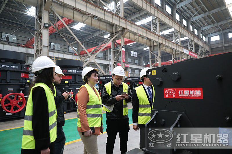 客戶來廠考察破碎機(jī)設(shè)備 客戶來廠考察破碎機(jī)設(shè)備