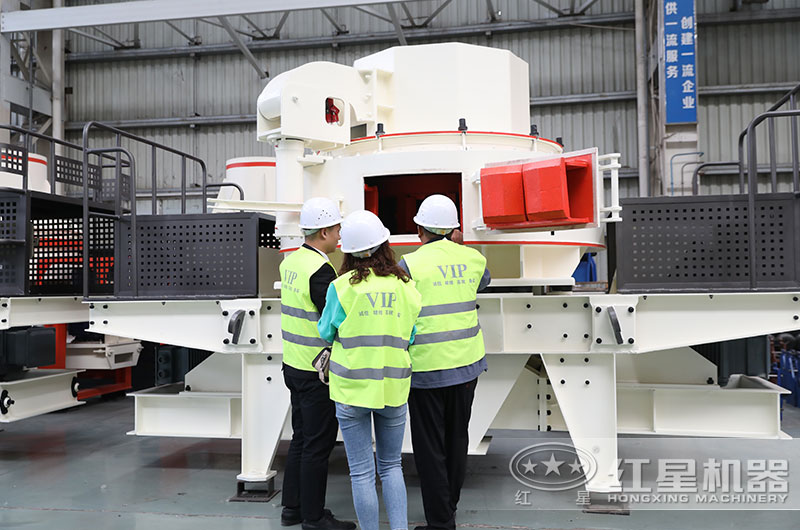 客戶來廠考察05石子加工設(shè)備