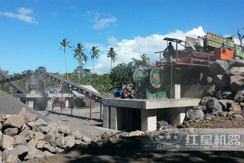 顎式破碎機破碎石灰石現(xiàn)場實拍 顎式破碎機破碎石灰石現(xiàn)場實拍