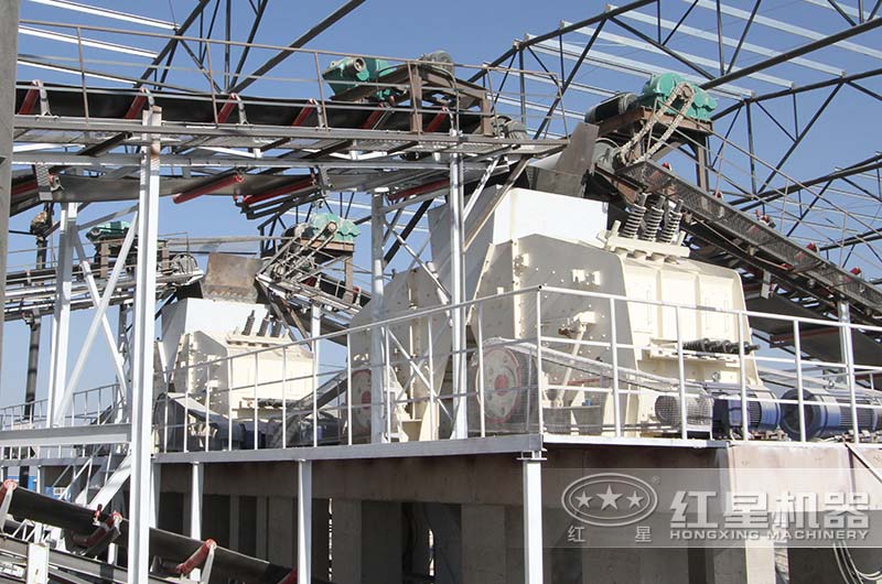 日產(chǎn)五萬(wàn)噸的破碎機(jī)作業(yè)現(xiàn)場(chǎng) 日產(chǎn)五萬(wàn)噸的破碎機(jī)作業(yè)現(xiàn)場(chǎng)
