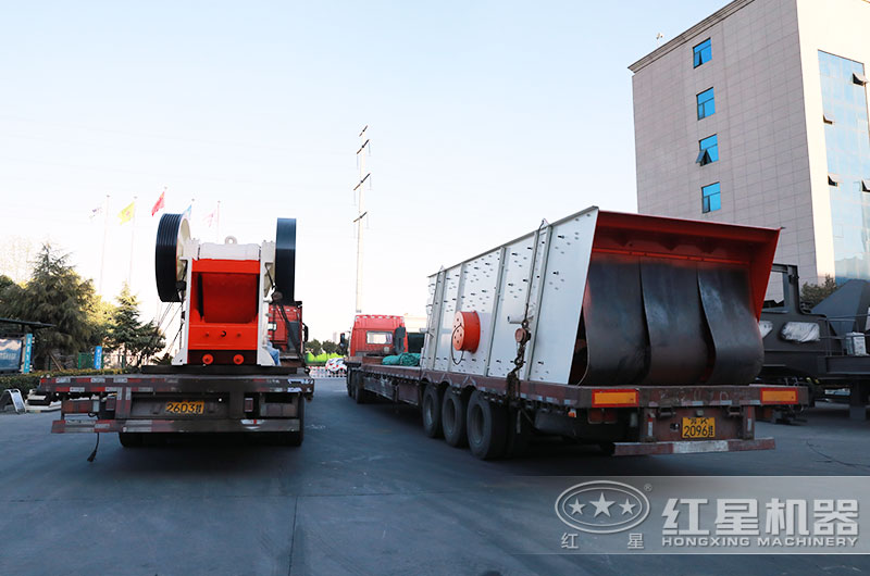 紅星水泥塊破碎機(jī)裝車發(fā)貨中 紅星水泥塊破碎機(jī)裝車發(fā)貨中