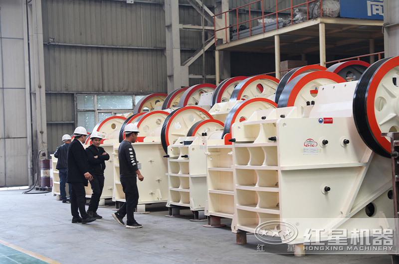 客戶來紅星車間參觀大型顎破石子機(jī) 客戶來紅星車間參觀大型顎破石子機(jī)