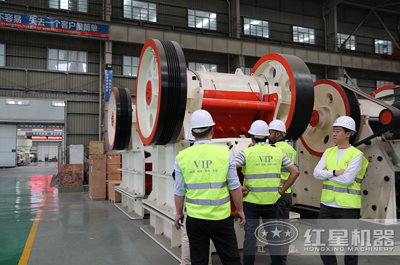客戶來廠考察顎式破碎機(jī)設(shè)備