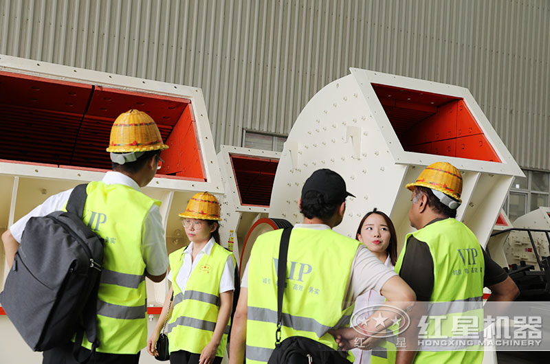 客戶來(lái)廠考察廢玻璃加工設(shè)備 客戶來(lái)廠考察廢玻璃加工設(shè)備