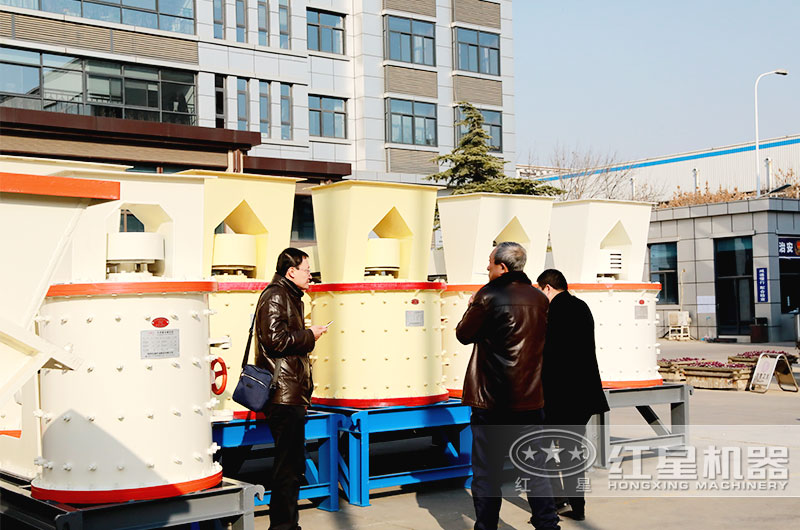 用戶考察復(fù)合式破碎機(jī) 用戶考察復(fù)合式破碎機(jī)