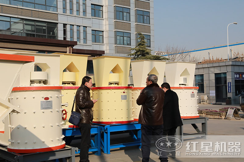 客戶來廠考察立式復(fù)合破碎機(jī)設(shè)備