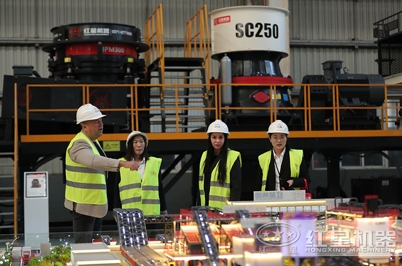 客戶來(lái)廠考察花崗巖破碎機(jī)設(shè)備 客戶來(lái)廠考察花崗巖破碎機(jī)設(shè)備