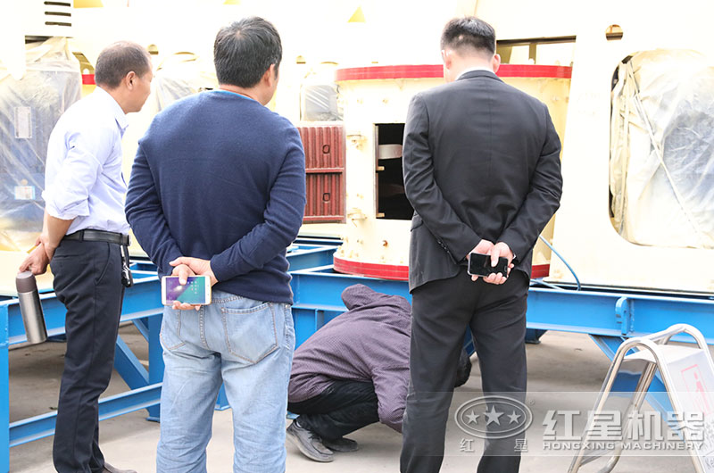 客戶來廠考察立軸制砂機設(shè)備 客戶來廠考察立軸制砂機設(shè)備