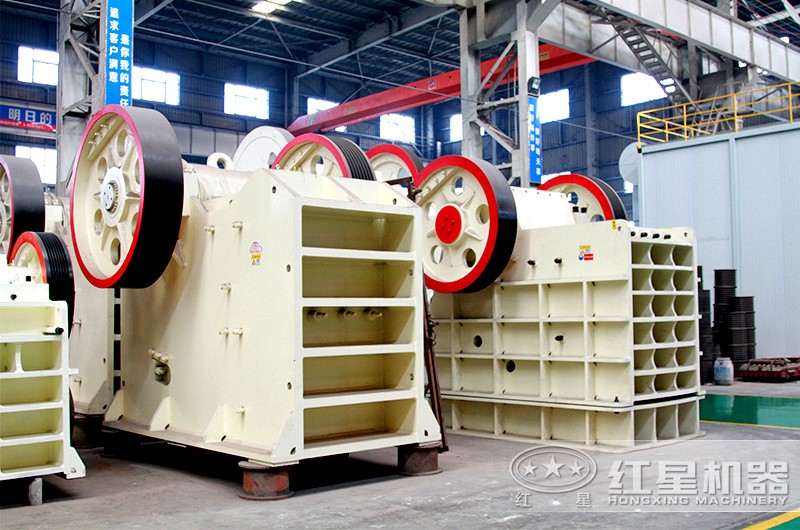 花崗巖顎式破碎機(jī)現(xiàn)場實(shí)拍圖