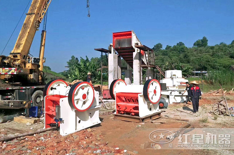 69顎式破碎機(jī)安裝現(xiàn)場實(shí)拍圖