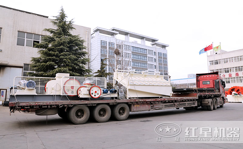 又一整套對(duì)輥制砂機(jī)裝車(chē)發(fā)貨中 又一整套對(duì)輥制砂機(jī)裝車(chē)發(fā)貨中