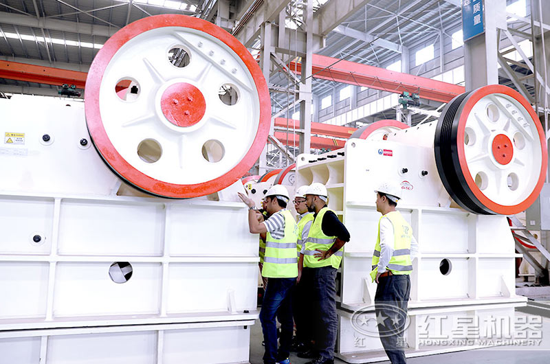 客戶來廠考察大型鄂破機設(shè)備 客戶來廠考察大型鄂破機設(shè)備