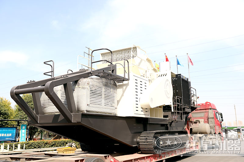 準(zhǔn)備發(fā)往用戶現(xiàn)場(chǎng)的車(chē)載移動(dòng)破石機(jī)
