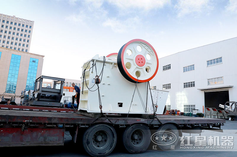大型鄂式破碎機發(fā)貨現(xiàn)場
