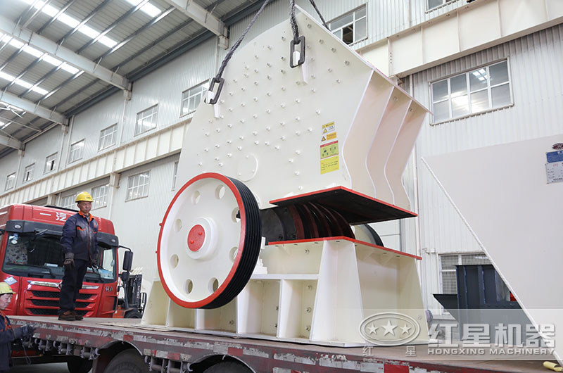 大型錘式破碎機(jī)裝車，準(zhǔn)備發(fā)往新鄉(xiāng)