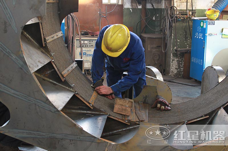 技術(shù)人員正在生產(chǎn)洗沙機輪斗