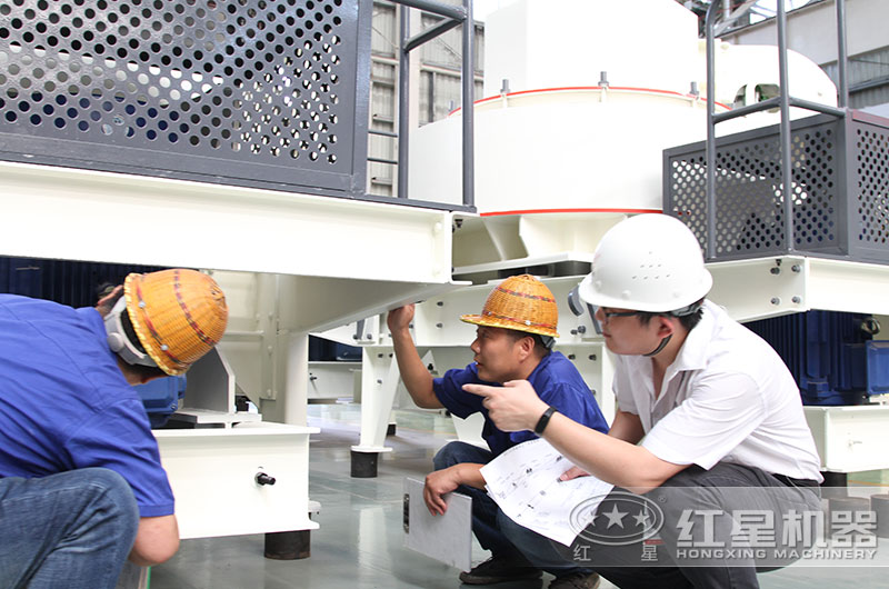 紅星機(jī)器人員帶客戶參觀廠區(qū)，細(xì)心講解生產(chǎn)設(shè)備