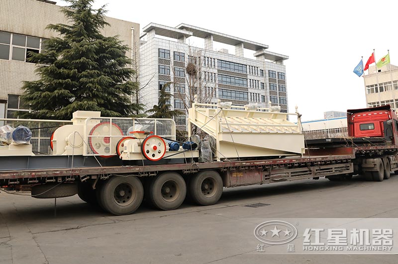 小型對(duì)輥式粉碎機(jī)發(fā)往河南開封