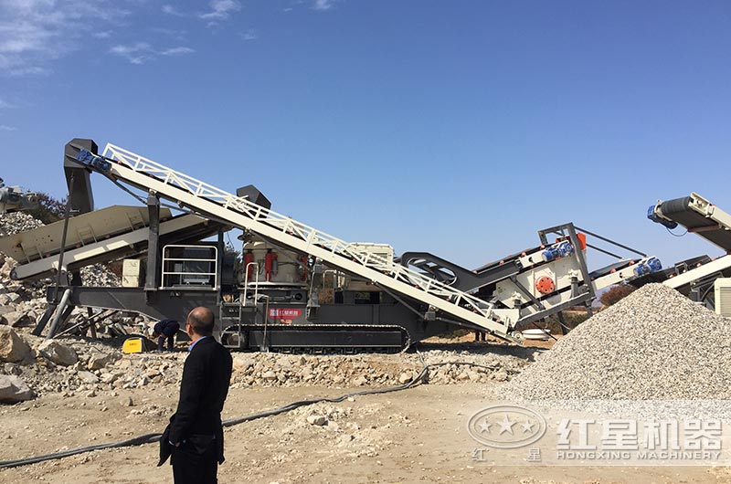 履帶式移動(dòng)碎石機(jī)作業(yè)現(xiàn)場