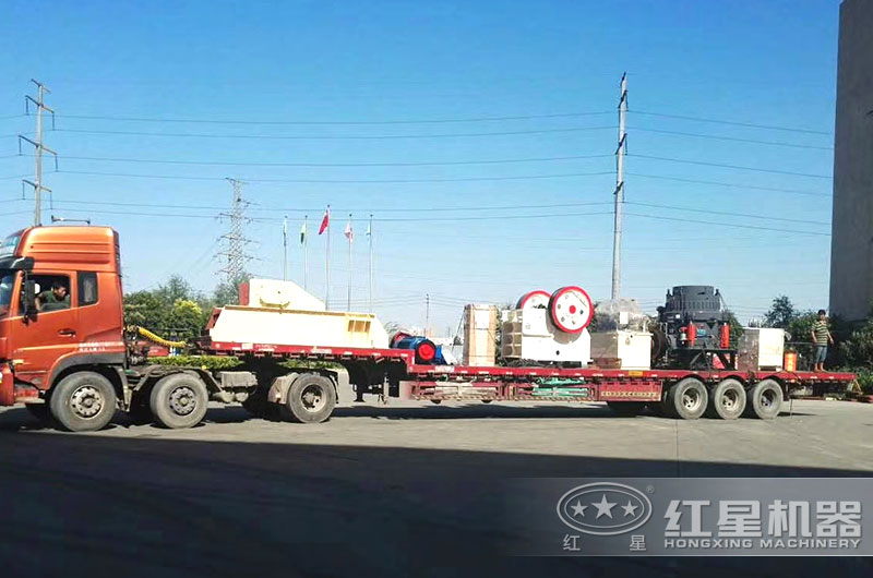 小型石子破碎機裝車，發(fā)往遼寧