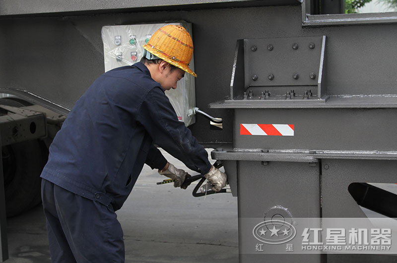 紅星技術(shù)工人認真對待設(shè)備的每一個部件