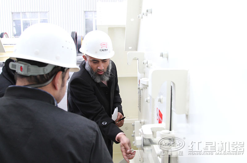 客戶來廠了解設(shè)備細(xì)節(jié)