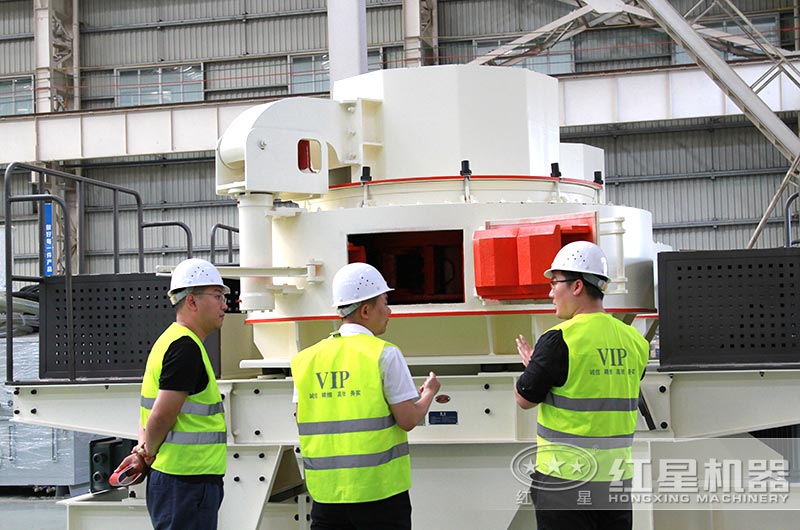 客戶來廠考察設(shè)備，經(jīng)理陪同詳細(xì)介紹