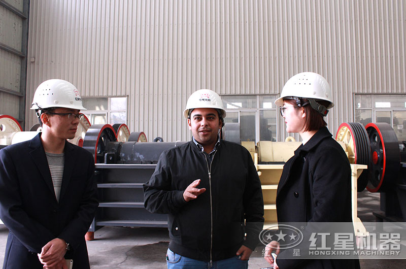 顎式破碎機(jī)客戶來廠考察