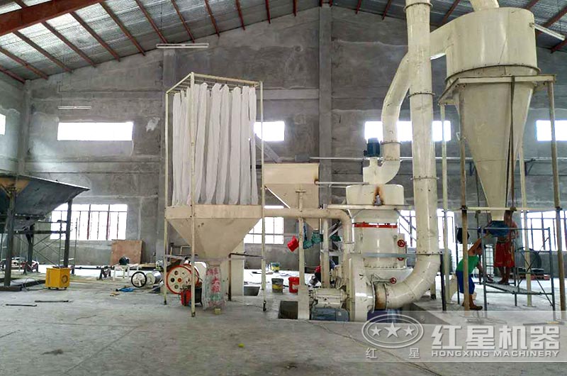 石灰石雷蒙磨粉機(jī)作業(yè)現(xiàn)場圖