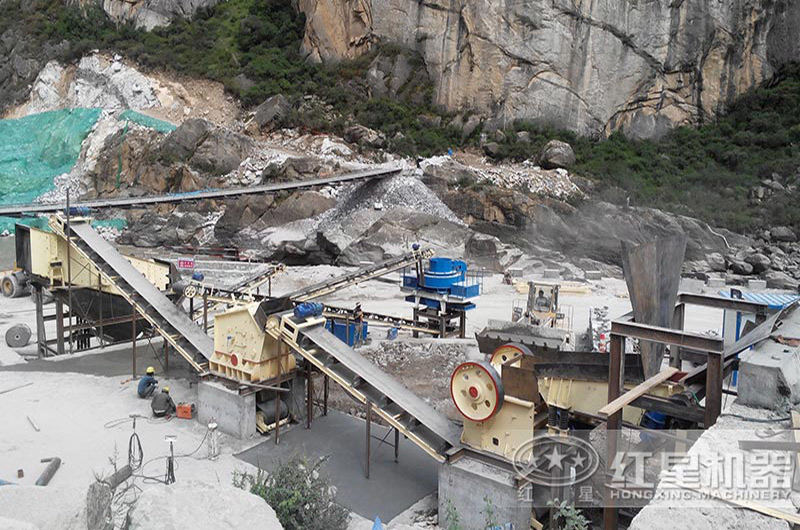 時(shí)產(chǎn)50噸碎石機(jī)投產(chǎn)使用現(xiàn)場(chǎng)