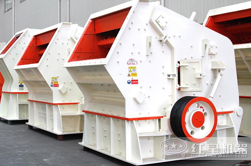 中小型反擊式粉碎機(jī)進(jìn)料口大，破碎腔深