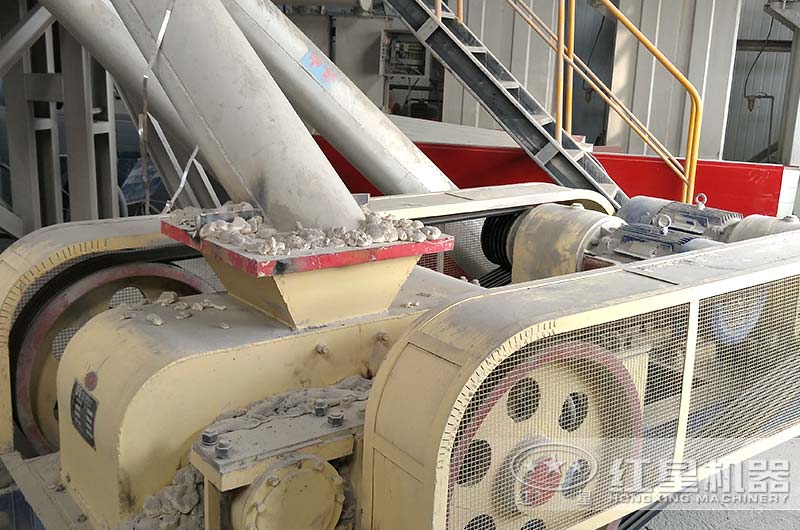 對輥制砂機工作現(xiàn)場圖 對輥制砂機工作現(xiàn)場圖