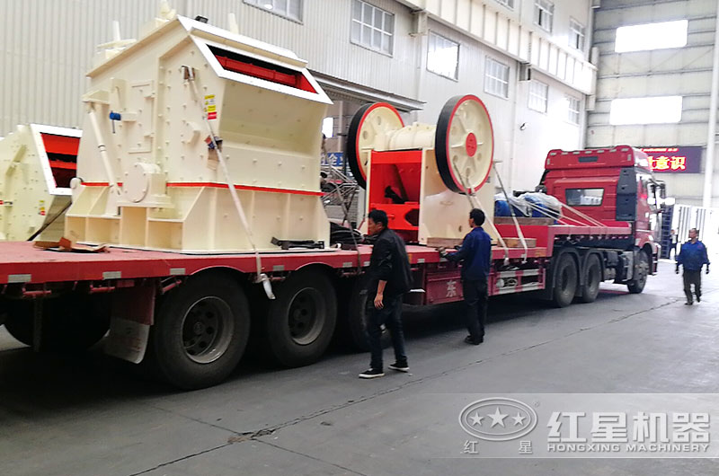 河南紅星石子加工機器裝車，準備發(fā)貨