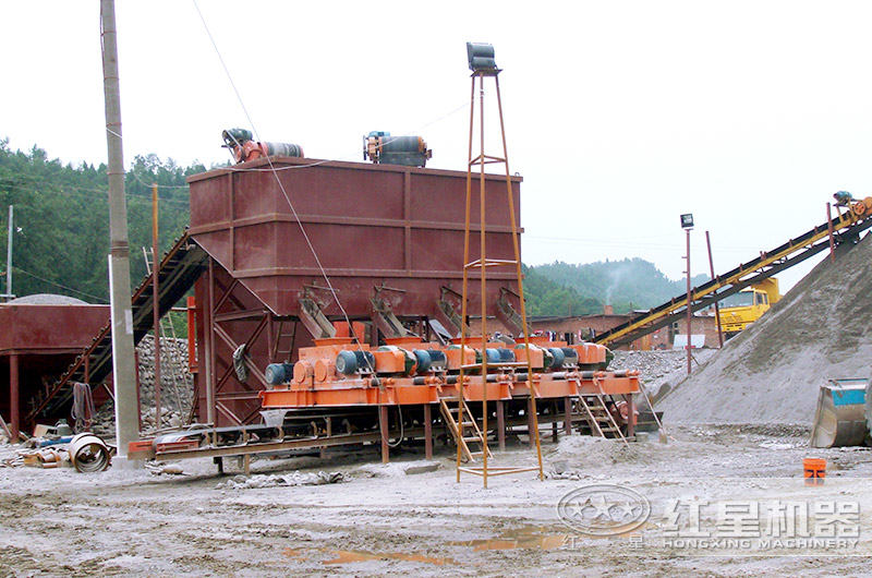 對(duì)輥破生產(chǎn)現(xiàn)場(chǎng) 對(duì)輥破生產(chǎn)現(xiàn)場(chǎng)