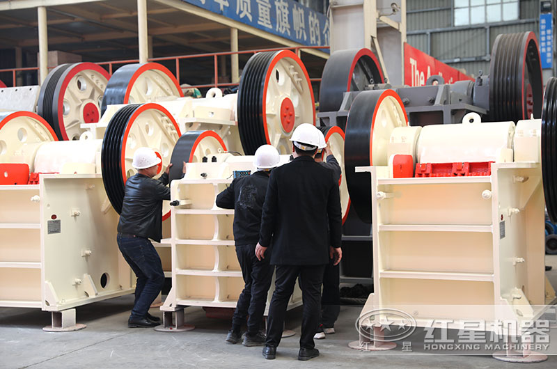 紅星客戶到廠參觀考察顎式粉碎機(jī) 紅星客戶到廠參觀考察顎式粉碎機(jī)