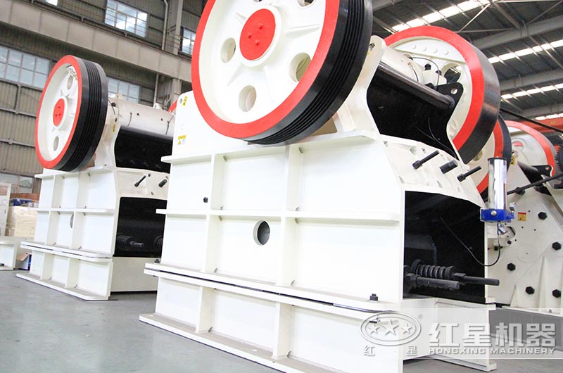 大型鄂式打石機(jī)車間實(shí)拍圖