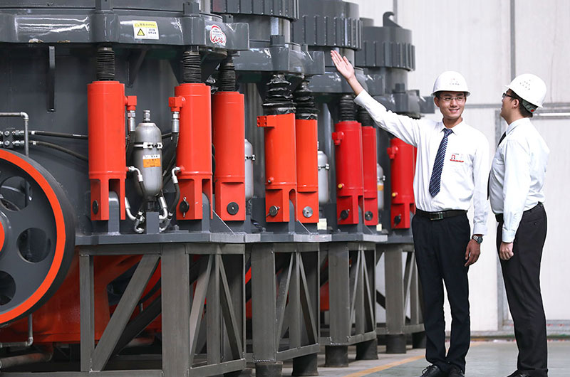 紅星工程師為客戶(hù)講解HXGYS300圓錐機(jī)