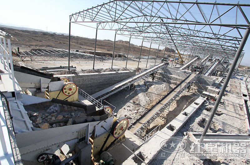 石英石破碎生產(chǎn)現(xiàn)場(chǎng)