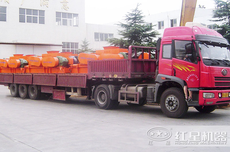 紅星大型對(duì)輥機(jī)發(fā)貨現(xiàn)場(chǎng) 紅星大型對(duì)輥機(jī)發(fā)貨現(xiàn)場(chǎng)