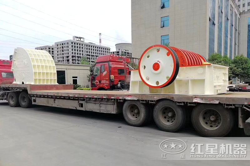 紅星時(shí)產(chǎn)3000噸的PCZ2225重錘式破碎機(jī)發(fā)貨現(xiàn)場 紅星時(shí)產(chǎn)3000噸的PCZ2225重錘式破碎機(jī)發(fā)貨現(xiàn)場