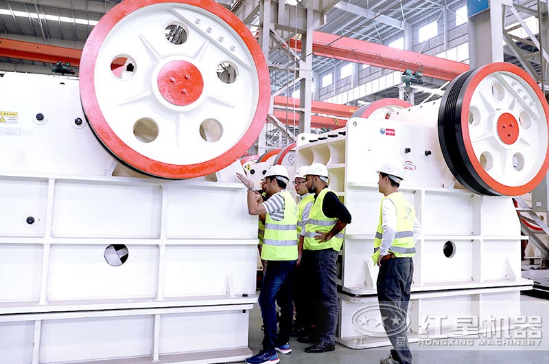 紅星客戶到廠參觀考察大型顎式破碎機(jī) 紅星客戶到廠參觀考察大型顎式破碎機(jī)