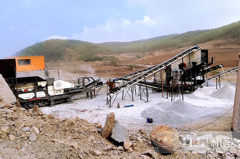 移動式破碎機生產(chǎn)現(xiàn)場_移動鄂破+移動反擊破