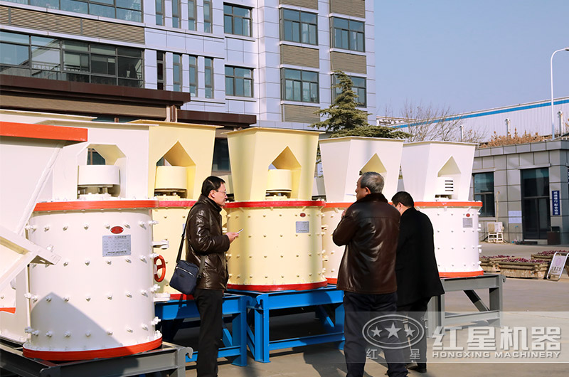 客戶來紅星廠區(qū)參觀，近距離了解小型制砂機