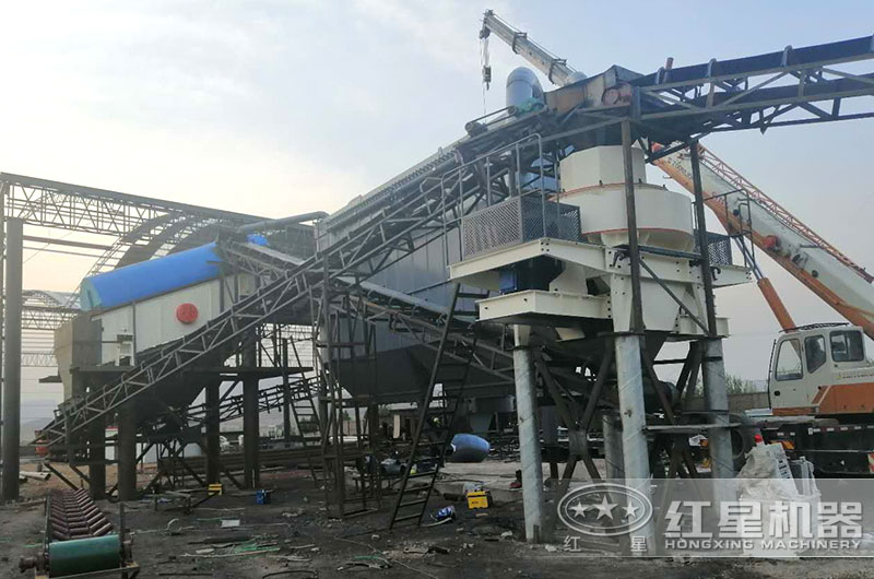 沖擊式制砂機(jī)作業(yè)現(xiàn)場(chǎng)圖，配備環(huán)保裝置