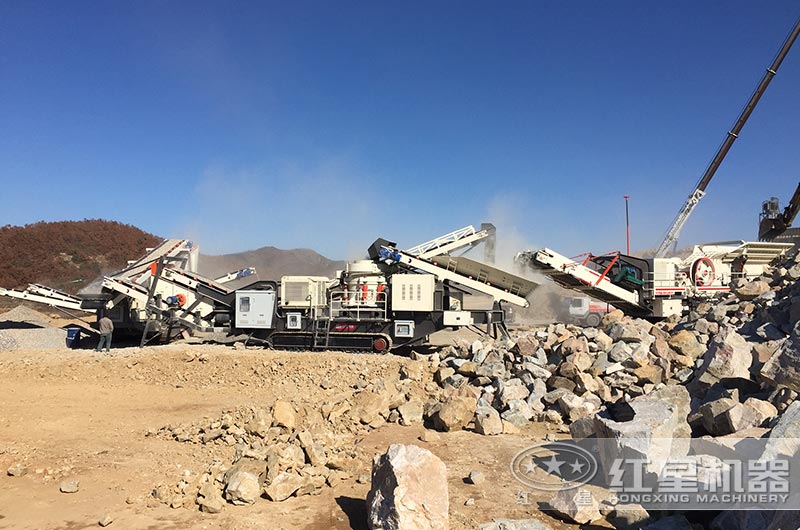 山東客戶現(xiàn)場，三臺設(shè)備聯(lián)機作業(yè)（履帶式移動破碎站，總投資100-200萬元左右）