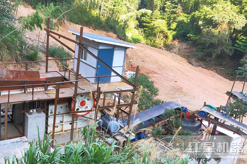 顎式破碎機(jī)作業(yè)現(xiàn)場圖