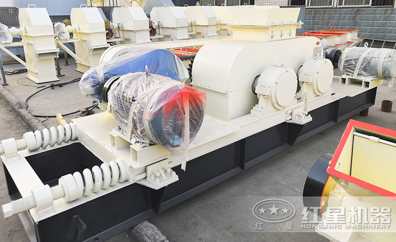 輥式制砂機(jī)設(shè)備實(shí)拍 輥式制砂機(jī)設(shè)備實(shí)拍