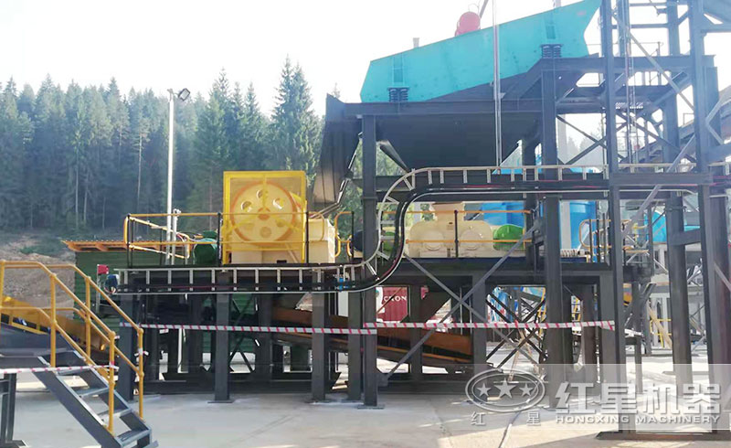 新型對輥機現場 新型對輥機現場