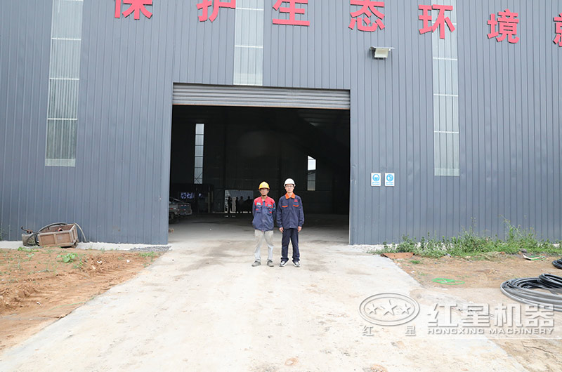 紅星技術員為客戶安裝機器現(xiàn)場